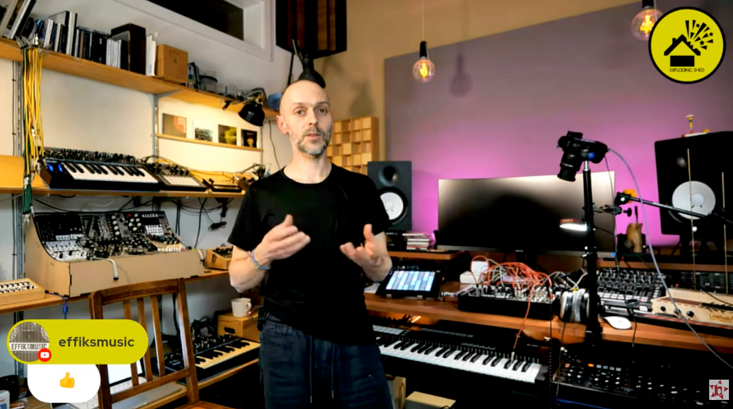 Standbild aus einem Online-Workshop von Exploding Shed: Der Kursleiter erklärt in seinem Studio vor Synthesizern und Modularsystemen